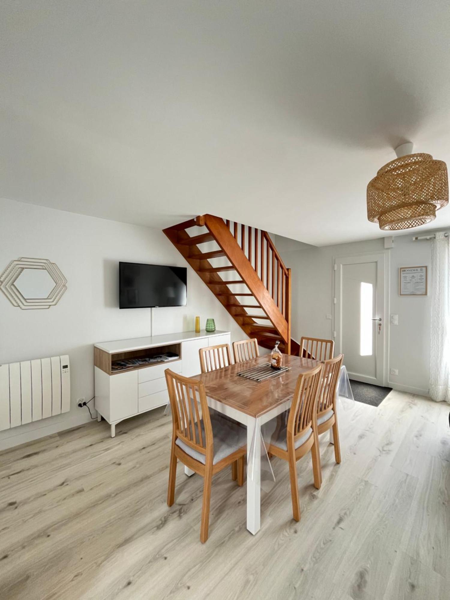 Jolie Maison Bord De Mer Динар Экстерьер фото