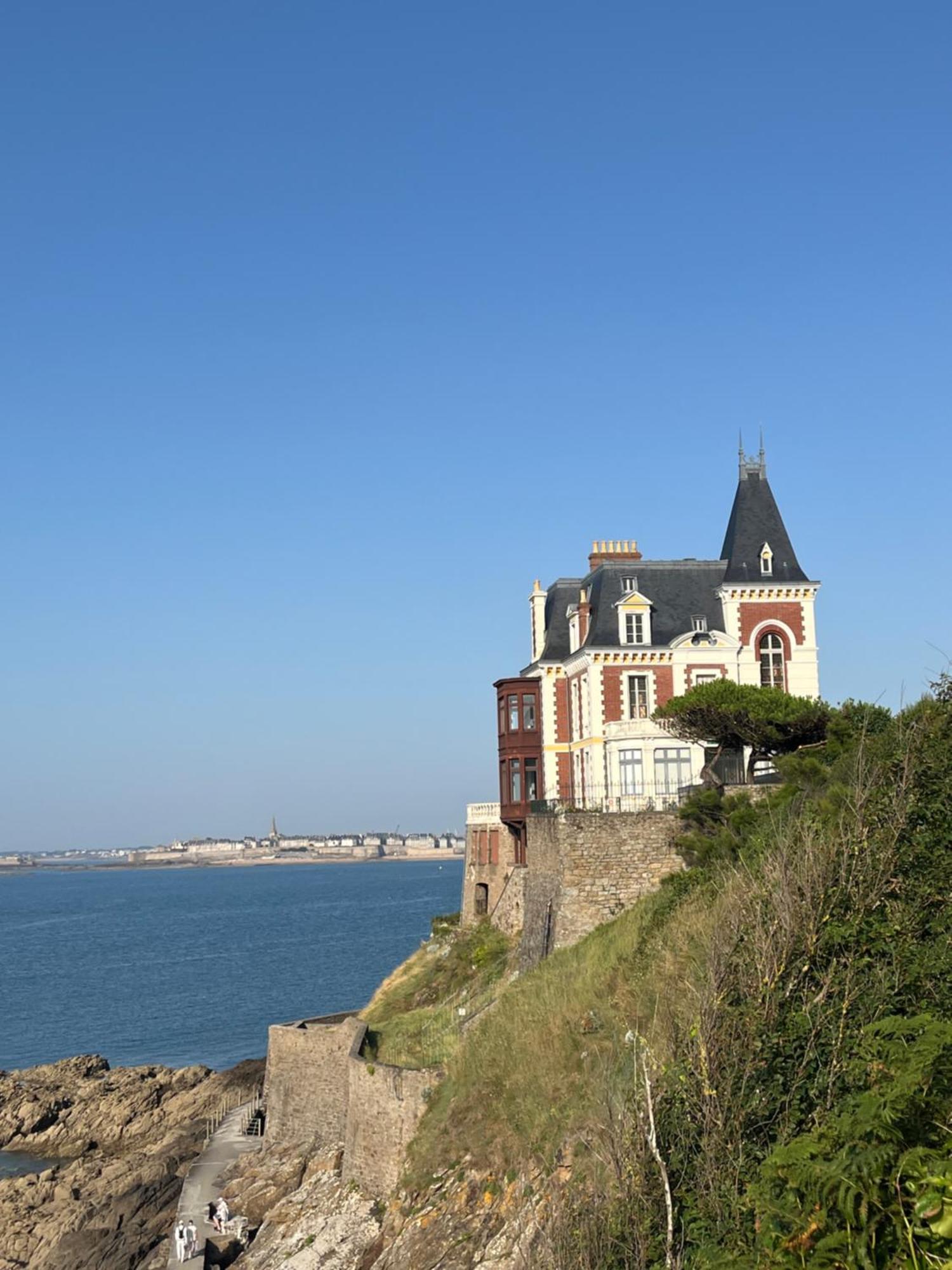 Jolie Maison Bord De Mer Динар Экстерьер фото